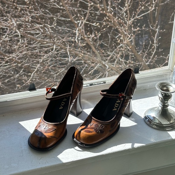 VINTAGE 1999 PRADA LEATHER FLORAL MARY JANE HEELS - Picture 3 of 11